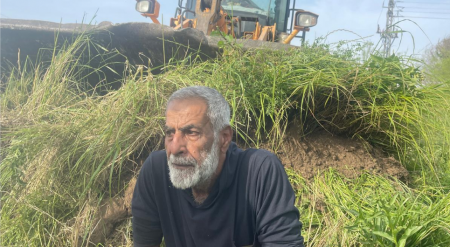  أهالٍ ونشطاء يتصدون بأجسادهم لجرافات تحاول طمس مقبرة القسام شرق حيفا